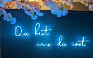 Neon-Schrift "Du bist was du isst" im Com Que Vietnam Restaurant Mockau Leipzig