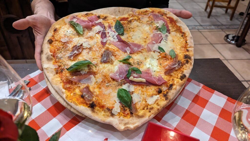 Pizza di Buffala im Restaurant La Grotta Leipzig