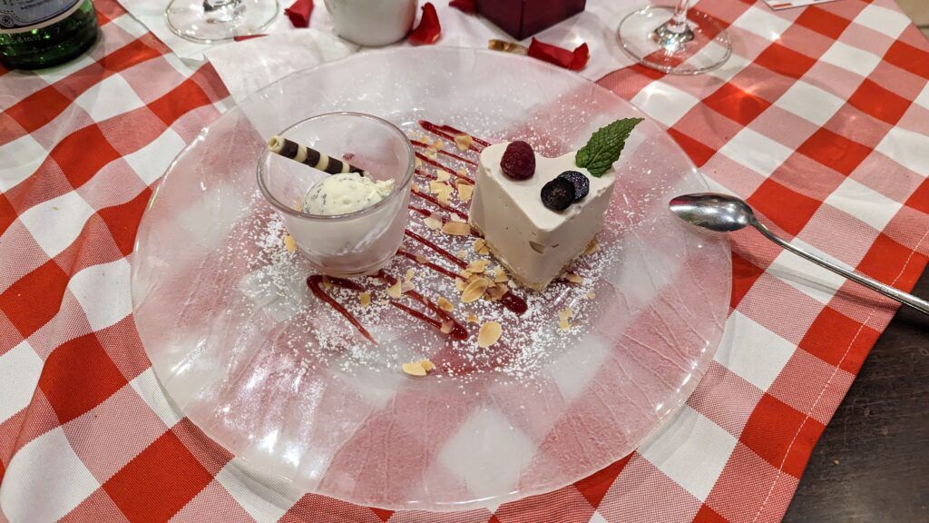 Himbeer-Pannacotta mit Mohneis an gerösteten Mandeln im Restaurant La Grotta Leipzig