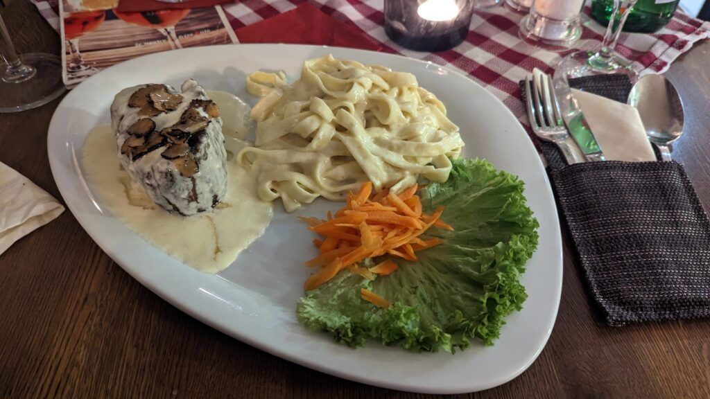 Filetto al tartufo - Argentinisches Rinderfilet an Trüffelcremesoße und Trüffel, dazu Buttertagliatelle und Parmesan im Restaurant Andria Leipzig