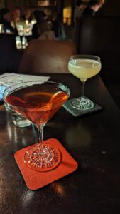 Cocktail Lady in red und einen Gimlet in der Rorschach Bar Leipzig