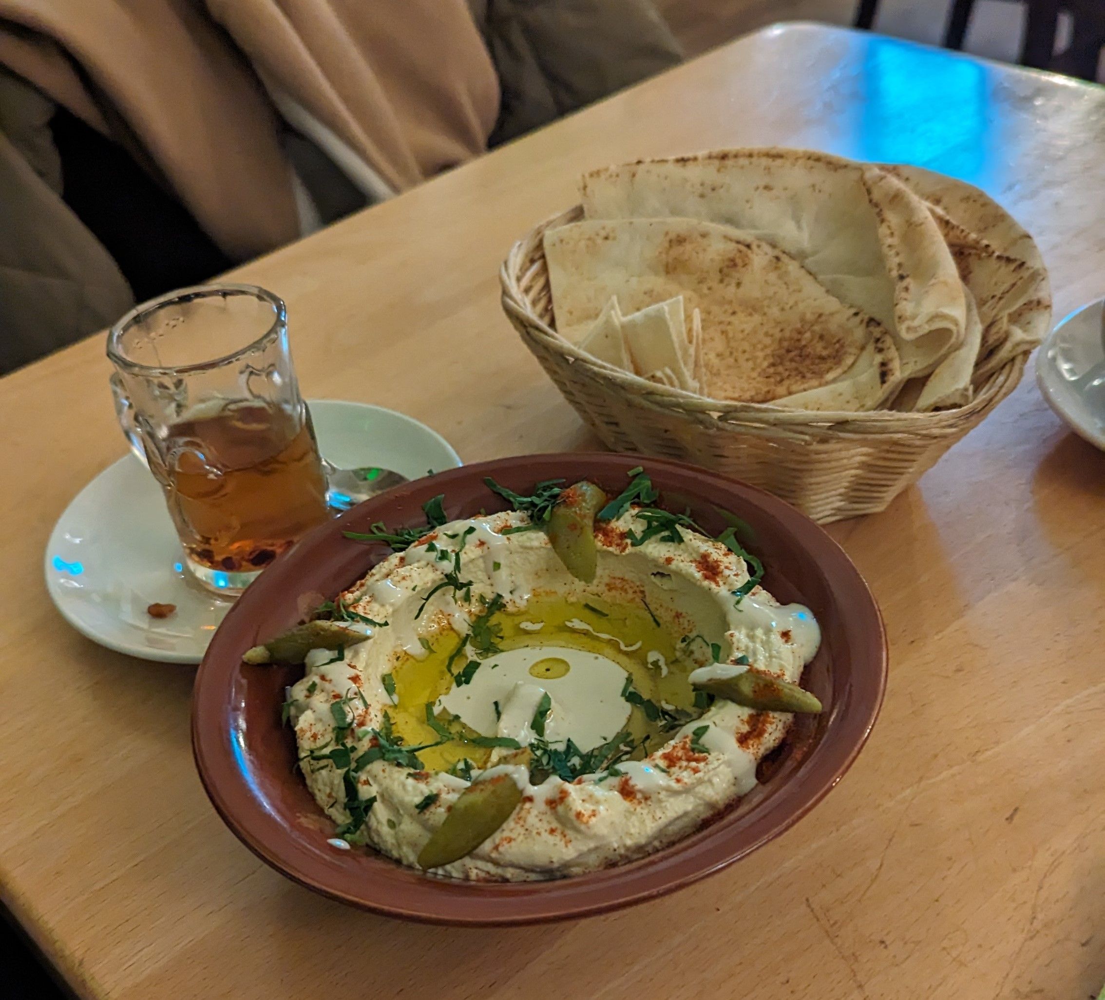 Hummus bil Tahina - Kichererbsenmus mit Tahina (Sesambrei) und Zitrone, dazu klassisches, arabisches Brot im Shady Leipzig