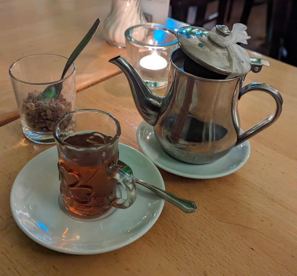 Tee im Kännchen, dazu Kandis-Zucker und ein Gläschen voll mit Tee im Shady Leipzig
