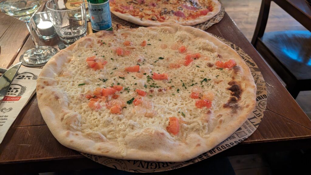 Pizza Gamberetti / Pizza Bianca in der L’Osteria Leipzig