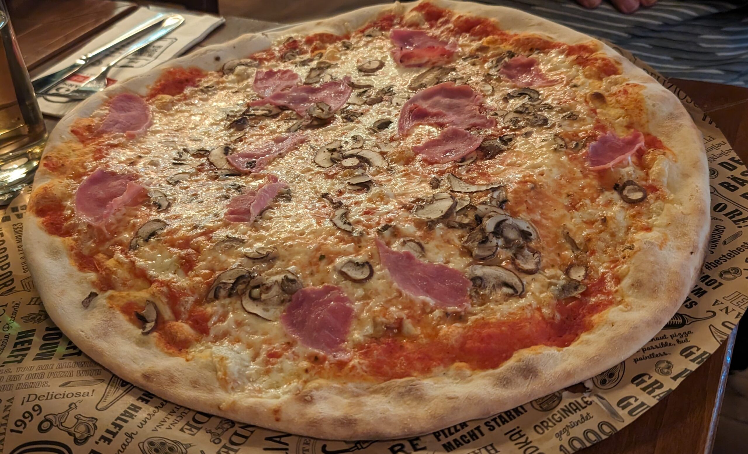 Pizza Prosciutto in der L’Osteria Leipzig