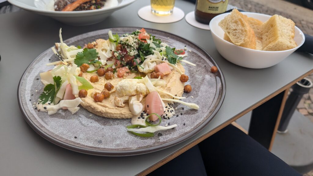 Hummus, Weißkohl. Tabouleh, Blumenkohl & Foccacia-Teller im LakeFood Pop-Up Bistro Leipzig Plagwitz