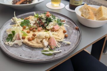 Hummus, Weißkohl. Tabouleh, Blumenkohl & Foccacia-Teller im LakeFood Pop-Up Bistro Leipzig Plagwitz