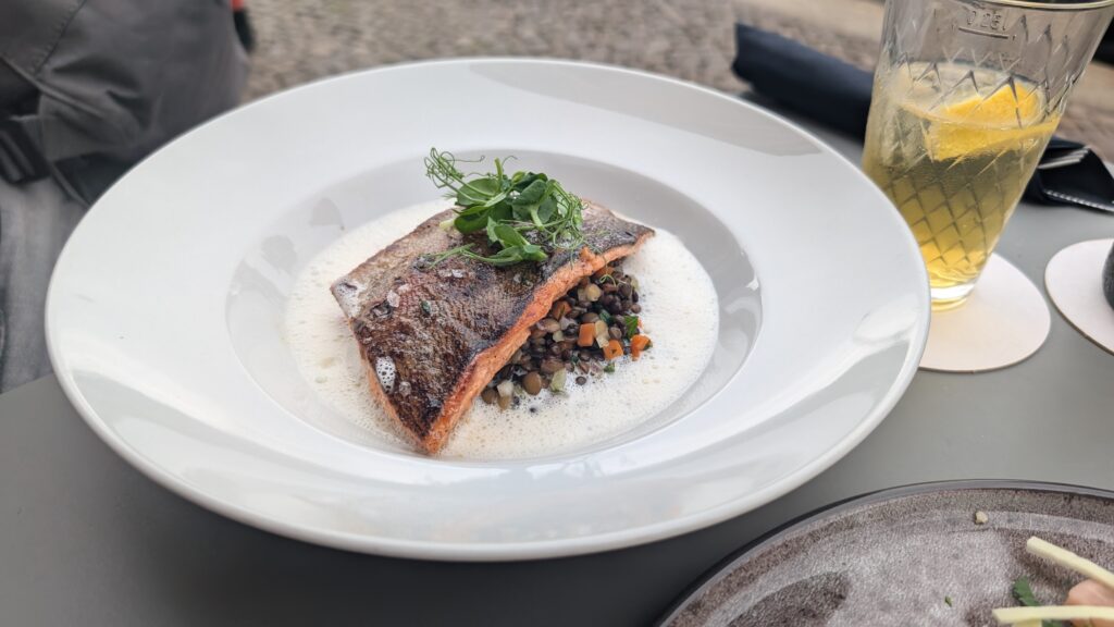 Linsensalat mit Forellenfilet in Weißwein im LakeFood Pop-Up Bistro Leipzig Plagwitz