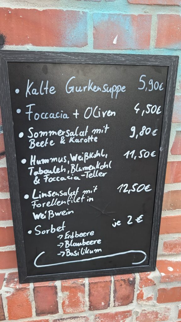 Schiefertafel mit einer Auswahl an Speisen im LakeFood Pop-Up Bistro Leipzig Plagwitz