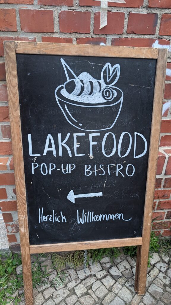 Aufsteller des LakeFood Pop-Up Bistro in Leipzig Plagwitz